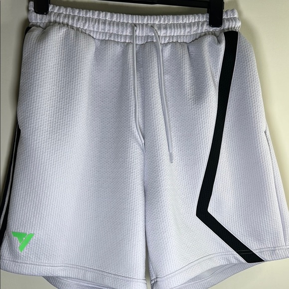 Men’s Adidas Trae Young Basketball Shorts size‎ Large - Picture 1 of 6